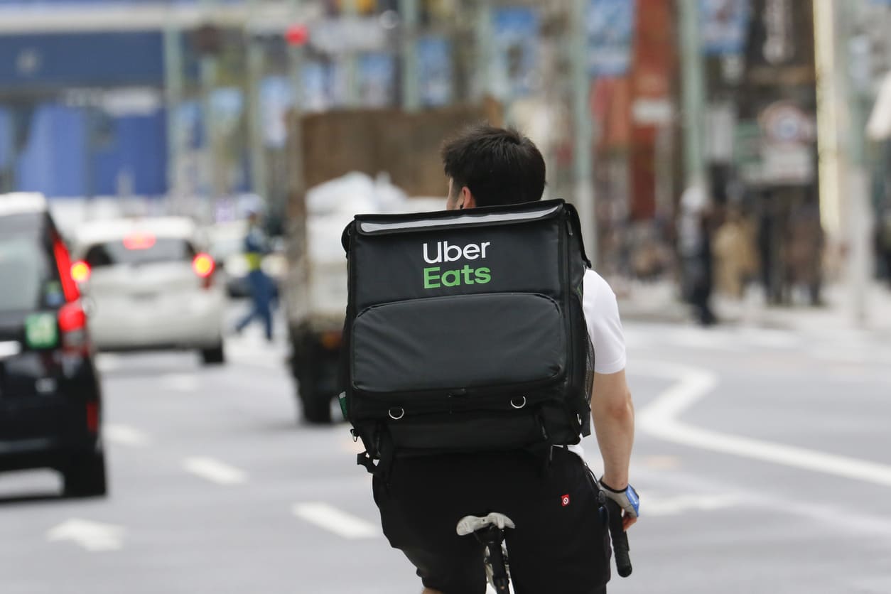 L'uber Mange Le Livreur De Vélo Avec Des Ubereats De Sac à Dos